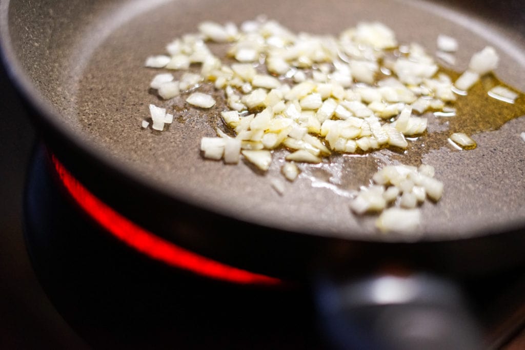 Zwiebeln werden beim Braten milder und karamellbraun.