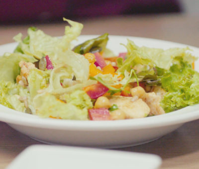 gerösteter Kichererbsensalat mit Paprika und Hähnchenbrust