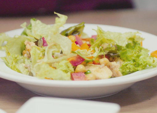 gerösteter Kichererbsensalat mit Paprika und Hähnchenbrust