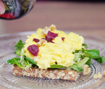 Ziegenkäse-Walnuss-Rührei auf Vollkornbrot