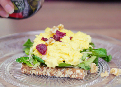 Ziegenkäse-Walnuss-Rührei auf Vollkornbrot